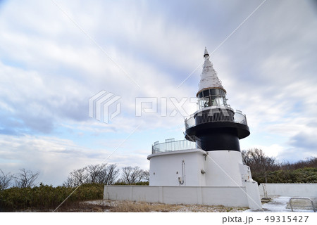 北海道せたな町で海抜が日本一高い茂津多岬灯台の早春の風景を撮影 49315427