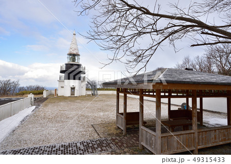 北海道せたな町で海抜が日本一高い茂津多岬灯台の早春の風景を撮影 49315433