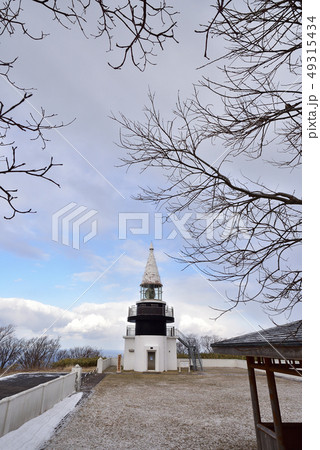 北海道せたな町で海抜が日本一高い茂津多岬灯台の早春の風景を撮影 49315434