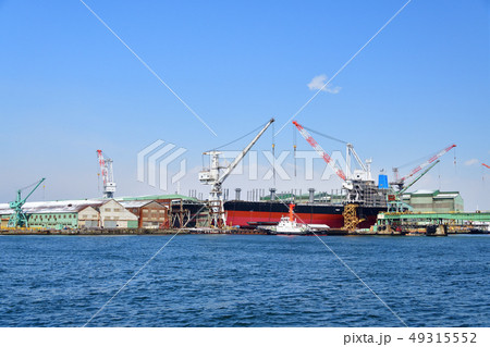 北海道函館市の函館ドックと修繕中の船の風景を撮影 49315552
