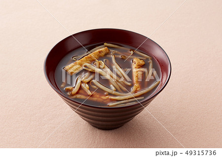 モヤシと油揚げの赤出汁 モヤシと油揚げの赤出汁 49315736