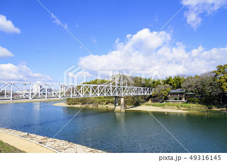 旭川と月見橋の風景（岡山県岡山市） 49316145