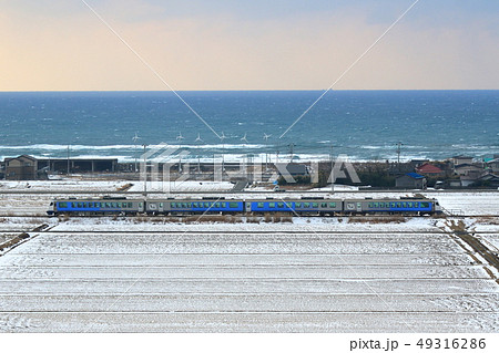 五能線・冬の日本海とロ-カル列車 49316286