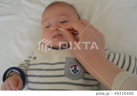 赤ちゃん　鼻掃除 49316400