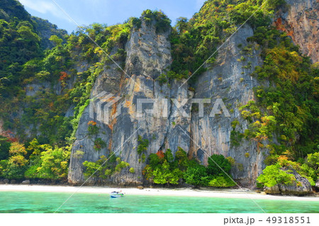 タイ、ピピ島モンキービーチの断崖絶壁 タイ、ピピ島モンキービーチの断崖絶壁 49318551