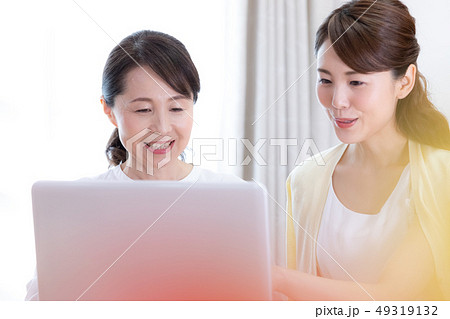 ライフスタイル 母と娘 パソコン ライフスタイル 母と娘 パソコン 49319132