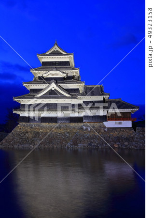 【長野県】松本城　天守閣と月見櫓の夜景 49323158