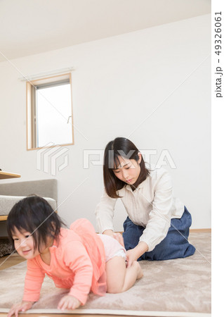 育児　おむつ　交換 49326061