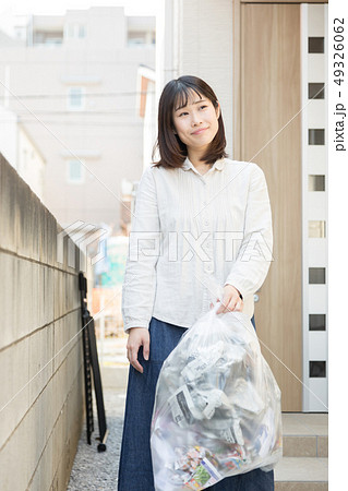主婦　ゴミ出し 49326062