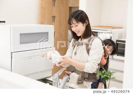 育児　おんぶ　寝かしつけ 49326074