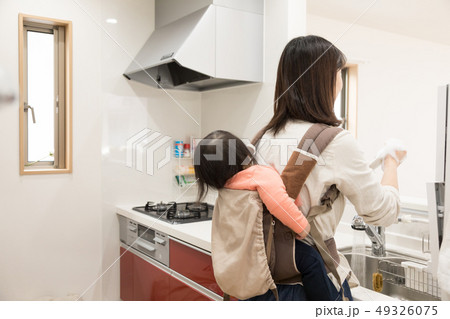 育児　おんぶ　寝かしつけ 49326075