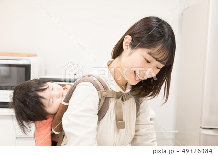 育児　おんぶ　寝かしつけ 49326084