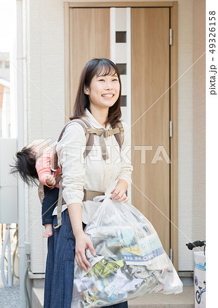 主婦 ゴミ出しの写真素材