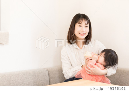 育児 女の子 0才 親子 育児 女の子 0才 親子 49326191