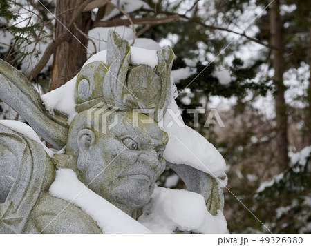 雪の中の仁王像 金剛力士像 吽形　右向き 49326380