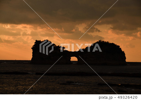 円月島の夕日 49326420