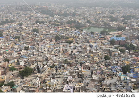 インドのラジャスタン州のジョードプル　メヘラーンガル砦からの展望　美しい街並みと青色の建物 49326539