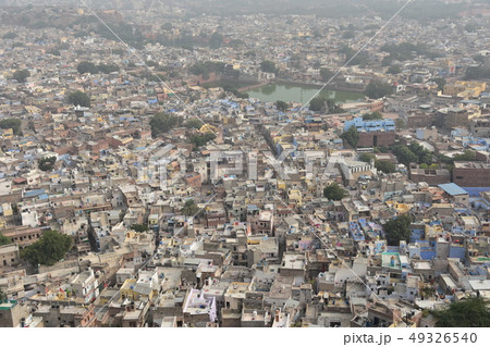インドのラジャスタン州のジョードプル　メヘラーンガル砦からの展望　美しい街並みと青色の建物 49326540