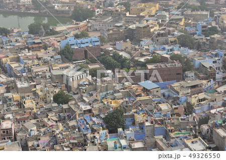 インドのラジャスタン州のジョードプル メヘラーンガル砦からの展望 美しい街並みと青色の建物 インドのラジャスタン州のジョードプル メヘラーンガル砦からの展望 美しい街並みと青色の建物 49326550