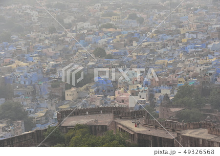 インドのジョードプルのメヘラーンガル砦 美しい街並みと青色の建物 砦で結婚式を撮影中のインド人 インドのジョードプルのメヘラーンガル砦 美しい街並みと青色の建物 砦で結婚式を撮影中のインド人 49326568