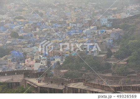 インドのジョードプルのメヘラーンガル砦 美しい街並みと青色の建物 砦で結婚式を撮影中のインド人 インドのジョードプルのメヘラーンガル砦 美しい街並みと青色の建物 砦で結婚式を撮影中のインド人 49326569