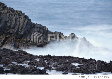 北海道せたな町須築（すっ）き海岸で岩礁に打ち寄せる波浪の風景を撮影 49327195
