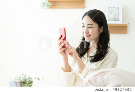 朝のスマホチェック 朝のスマホチェック 49327930
