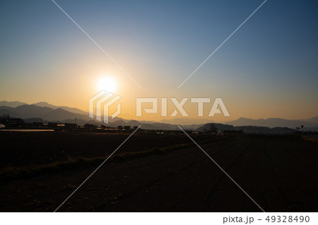 群馬県甘楽町 西原西付近 夕景 山並み 田園風景 群馬県甘楽町 西原西付近 夕景 山並み 田園風景 49328490