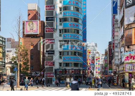 新宿東口　歌舞伎町　一丁目繁華街 49328743