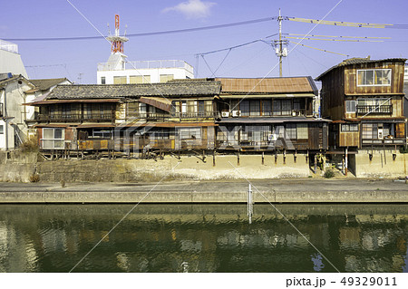 岡山　倉敷市玉島　玉島町並み保存地区　溜川沿いの古い家屋　新港橋近く 49329011