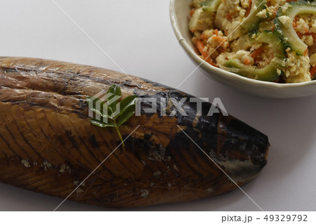 沖縄料理　ゴーヤチャンプルー　なまり節　カツオ節　白バック　ゴーヤ　豆腐　ゆし豆腐 49329792