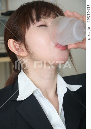牛乳を飲むビジネスウーマン 牛乳を飲むビジネスウーマン 49330458
