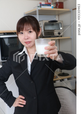牛乳を飲むビジネスウーマン 49330463