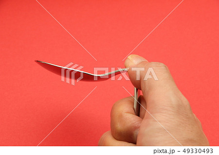 スプーン曲げ。マジック・超能力等イメージ。 49330493