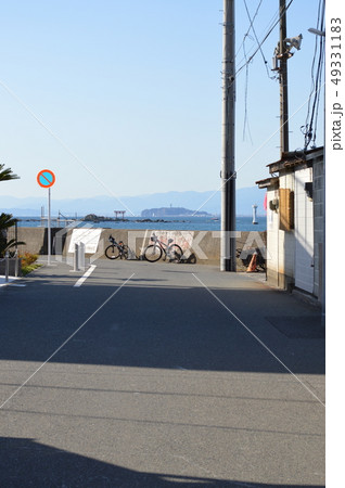 海に向かう道から見た江ノ島 49331183