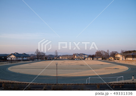 　群馬県甘楽町　陸上競技場　夕景 49331336