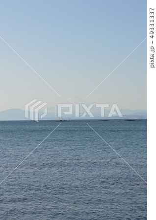 湘南葉山から見た薄っすらと霞んだ富士山 湘南葉山から見た薄っすらと霞んだ富士山 49331337