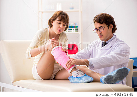 Young woman visiting doctor traumatologist  49331349