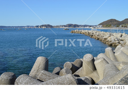 湘南葉山の海のテトラポット 49331615