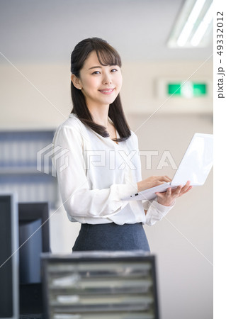 オフィス　女性　カジュアル　パソコン 49332012