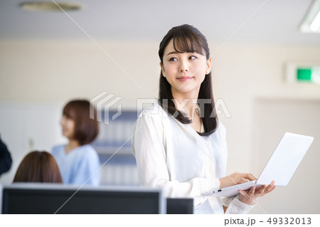 オフィス　女性　カジュアル　パソコン 49332013