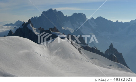 プラン針峰へ続く稜線越しに見るエギ-ユ・ヴェルト プラン針峰へ続く稜線越しに見るエギ-ユ・ヴェルト 49332925