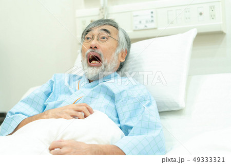 医療イメージ　体調不良　シニア  男性 49333321