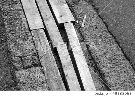 モノクロ 道 木 木材 道端 (2019年3月登録) 最大サイズ:M モノクロ 道 木 木材 道端 (2019年3月登録) 最大サイズ:M 49338063