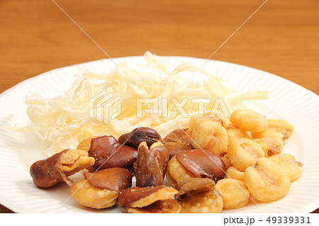 行楽のおつまみ盛り合わせイメージ。紙皿に盛られたいかり豆・ジャイアントコーン・さきいか。 49339331