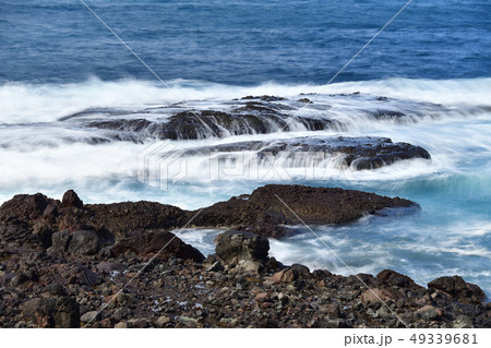北海道せたな町須築海岸で岩礁に打ち寄せる波浪の風景を撮影 北海道せたな町須築海岸で岩礁に打ち寄せる波浪の風景を撮影 49339681