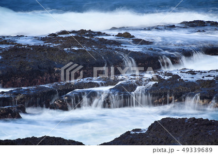北海道せたな町須築海岸で岩礁に打ち寄せる波浪の風景を撮影 49339689