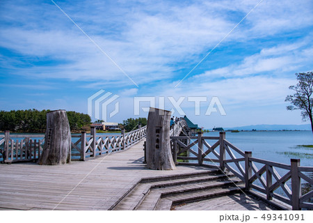 青森県　津軽　鶴の舞橋　日本一の木造三連太鼓橋 49341091