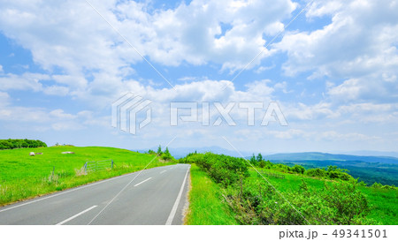 さわやかな高原の道 さわやかな高原の道 49341501