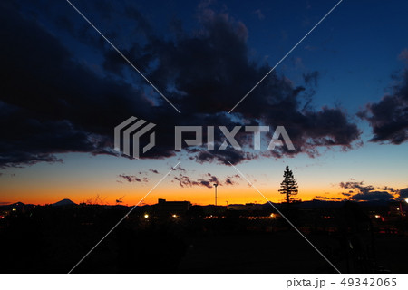 プリンスの丘公園から望む富士山と武蔵村山の夕暮れ 49342065